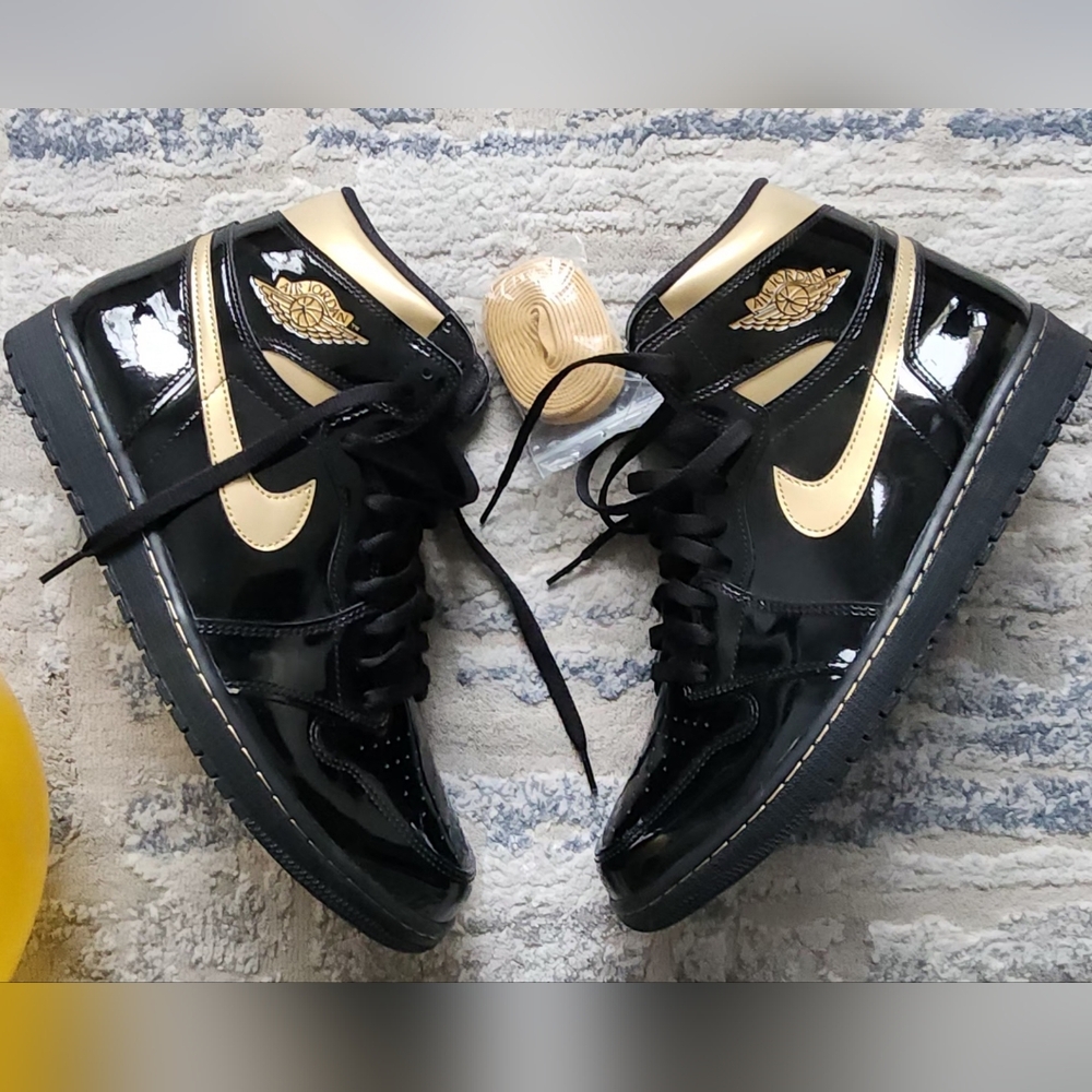 Jordan 1 black and gold (year 2020) DS
